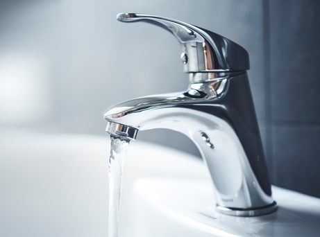 Moderne wassersparende Armatur im hochwertigen Badezimmer